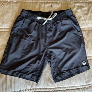 Men’s Medium Vuori Core Shorts (7” Inseam) in Grey